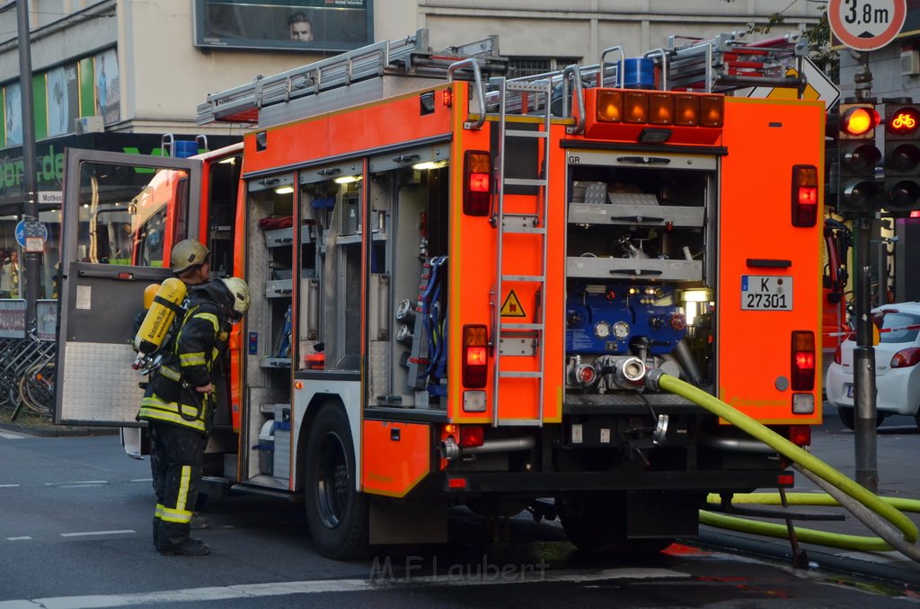 Feuer 2 Koeln Neustadt Sued Aachenerstr P49.JPG - Miklos Laubert